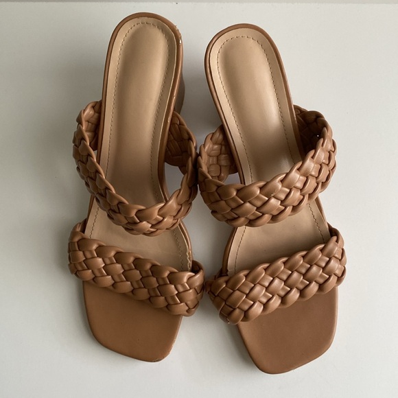 Braided Double Strapped Tan Slip-On Sandals With 3 Inch Chunky Heel Size 10 - Picture 2 of 8